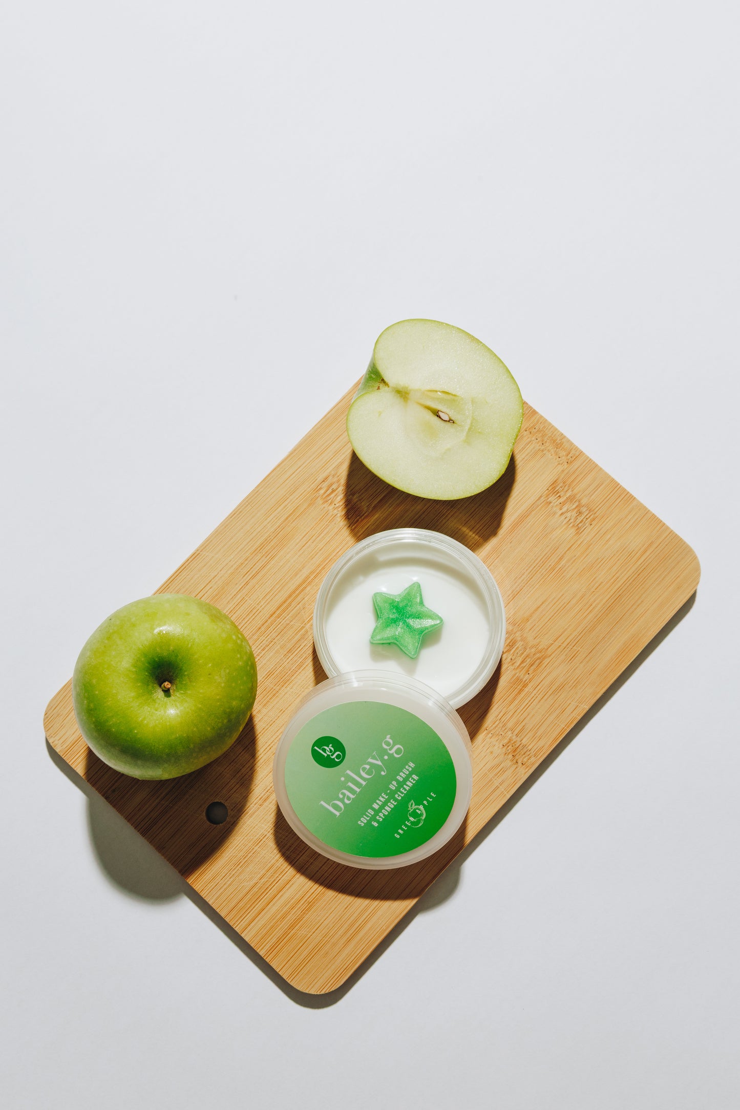 bailey.g solid make-up brush cleaner: Green Apple